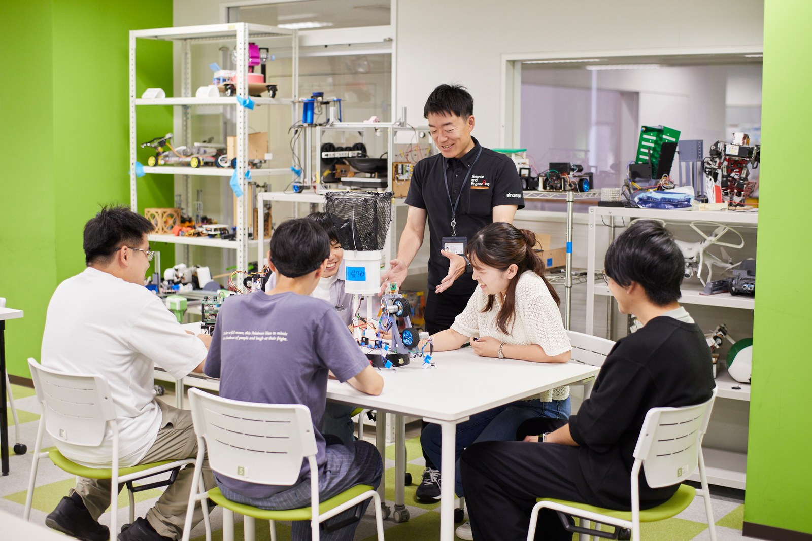 学生同士がロボットについて話し合う様子