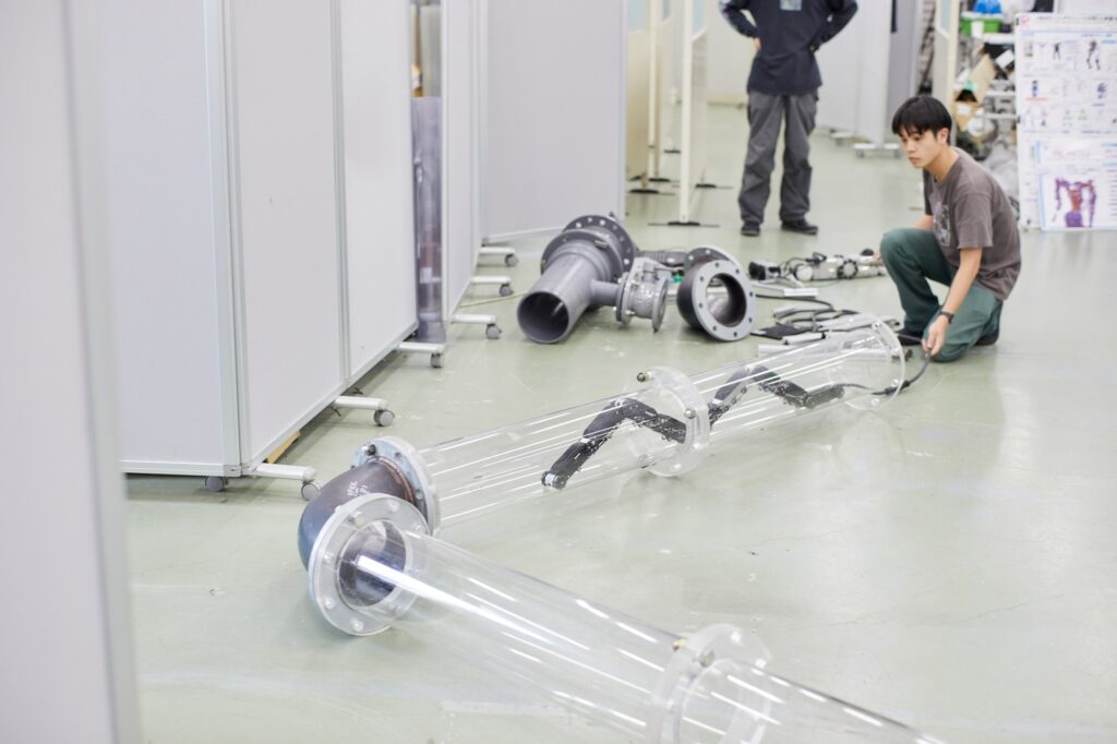 配管点検ロボットの実験に取り組む学生