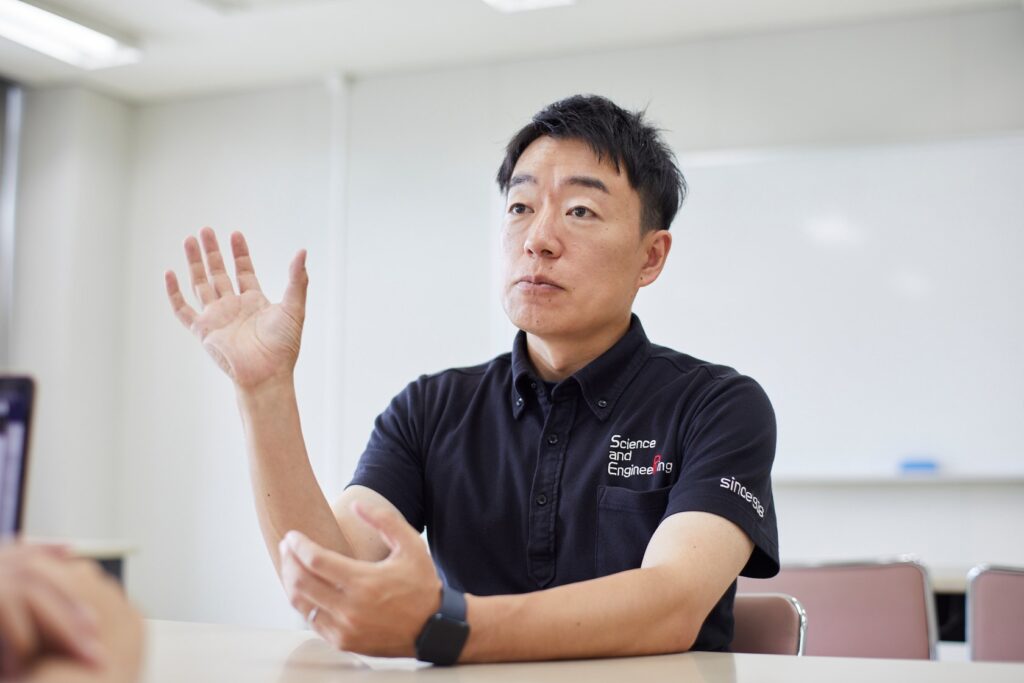 インタビューに答える加古川篤准教授