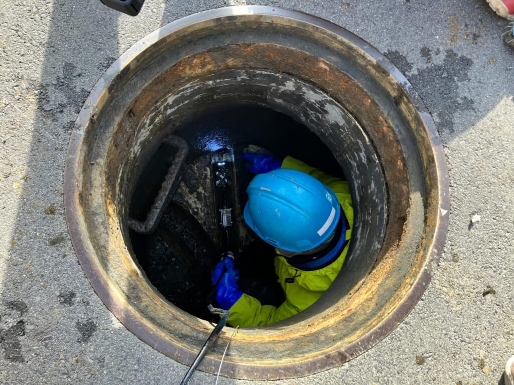 マンホールでの現場調査